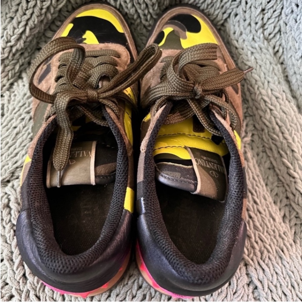 They very cute army color.Minor wear. No box. Fits like an 8-8-1/2.